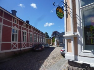 Een straat in het oude stadgedeeldte van Rauma, hier staan ~ 600! houten huizen, een levende stad met winkels en woningen. Hoort bij het "world heritage" van de UNESCO.